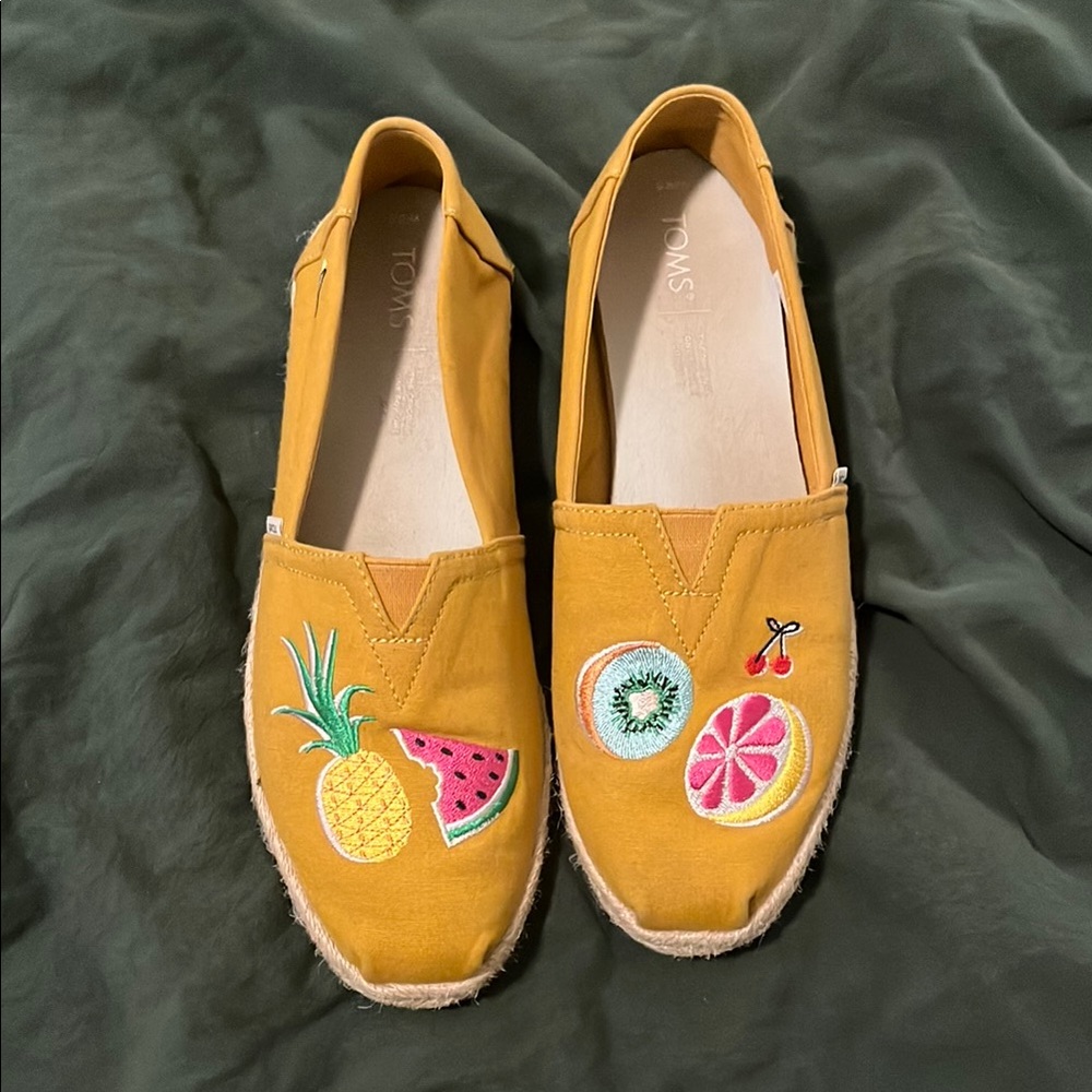 TOMS spice gold Espadrilles with Fruit Embroidery